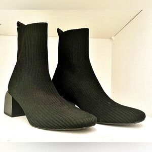 Dolce Vita Black Ribbed Booties Size 8.5